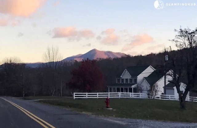 Sharon Manor: gather friends and family with river access and stunning views!