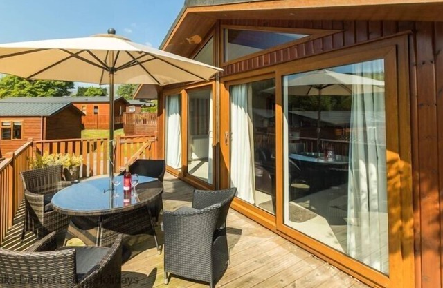 SHEFFIELD PIKE LODGE, pet friendly, with a garden in Windermere