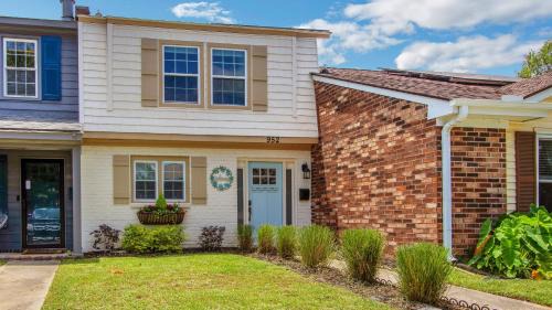 Shem Creek Retreat by AvantStay 10 Mins to Downtown Charleston Yard Patio