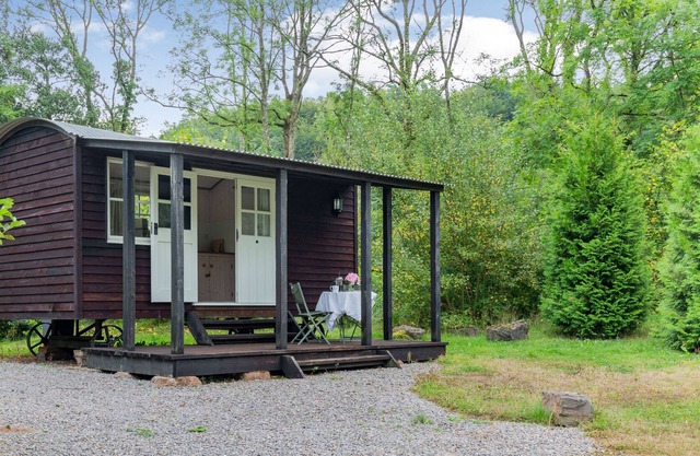 SHEPHERD'S HUT, country holiday cottage in Honiton