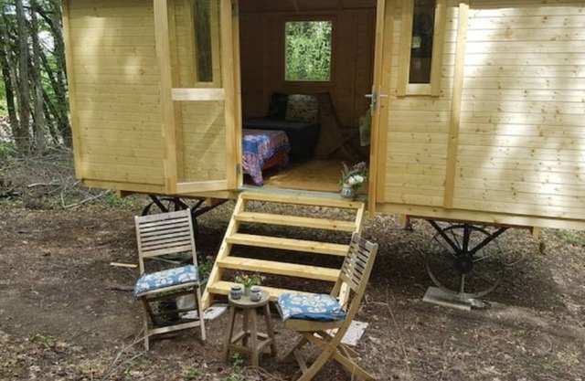 Shepherds hut in a green setting near Guèdelon