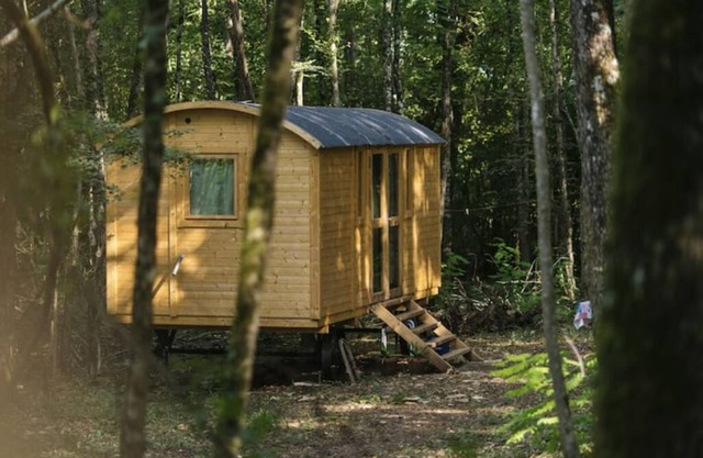 Shepherds hut in a green setting near Guèdelon