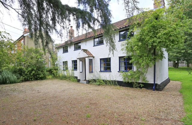 Sherfield Cottage - Four Bedroom House, Sleeps 6