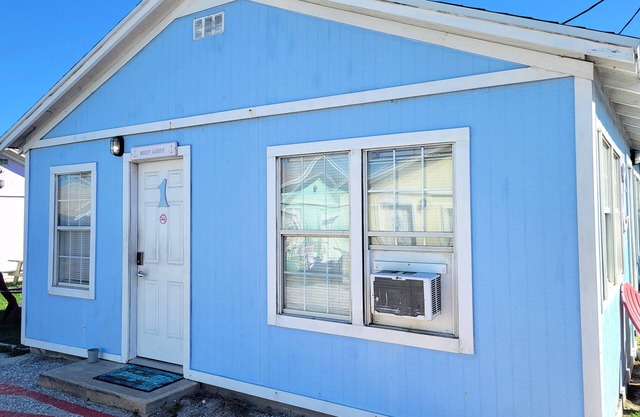 Ship Ahoy! Cabin #1- Double Barr-2 Bedroom/1 Bath, Walk to the Beach, Dogs OK!