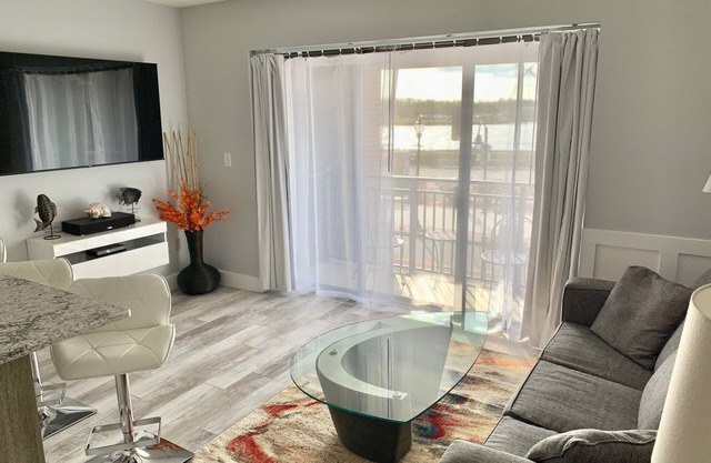 Ship Faced Condo Riverwalk Downtown Historic Wilmington - Fantastic Location