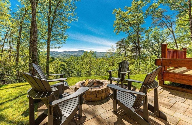 Shooting Star Ridge: A cozy 2-bedroom cabin in Whittier, NC