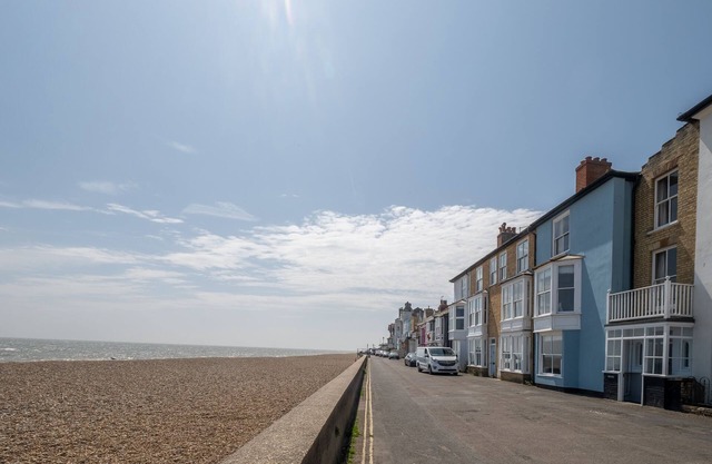 Shore View - sleeps 7 guests in 4 bedrooms