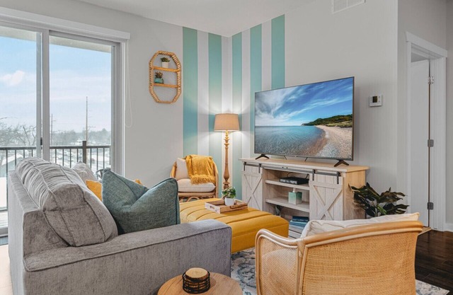 Shoreline: 2BR Condo Near Downtown The Bay and Wineries