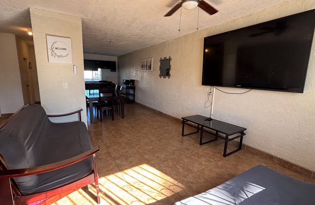 Shoreline Condo 4 Desert Oasis Free Wifi Cool AC