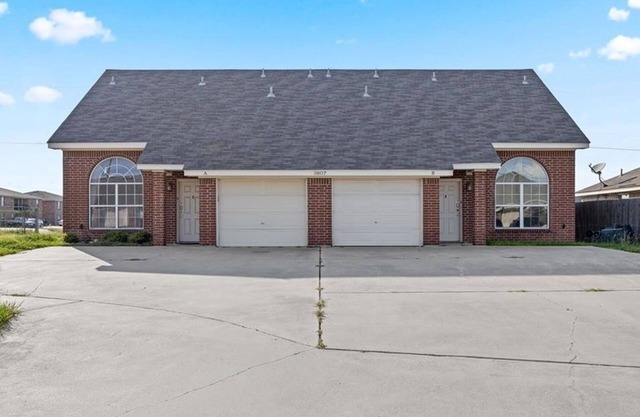 Short term rental! 1-6 months Duplex!