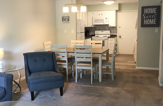 Short Walk to the Beach - Poolside Condo - Fiddler's Cove -2 Bdm 2 Bth