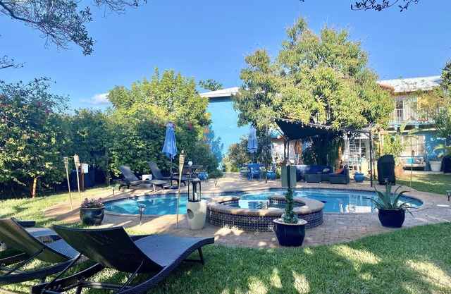 Short Walk to Beach/Town-Artistic Apt., Gorgeous Garden W/Beautiful Shared Pool