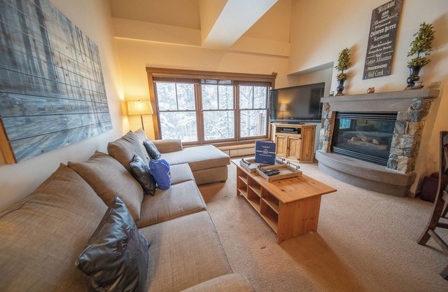 Short walk to Gondola, dining, Gas Fireplace