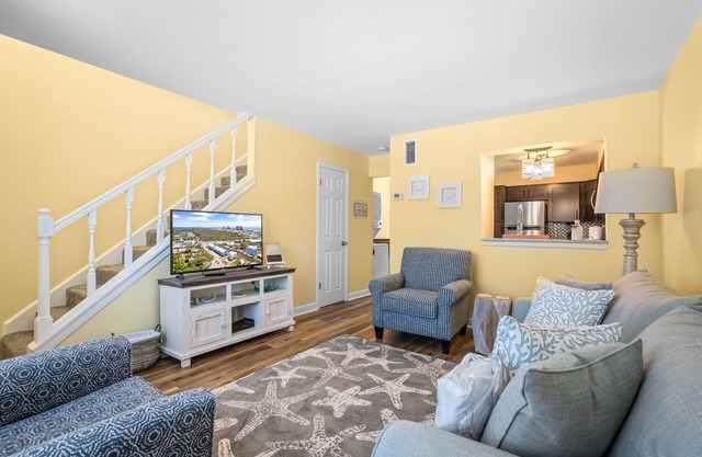 Short Walk to Hangout - Enjoy Peaceful Canal Views and Easy Beach Access