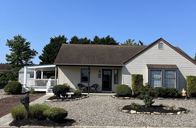 Short walk to the bay and bike trails WEEKLY SUMMER RENTAL ONLY