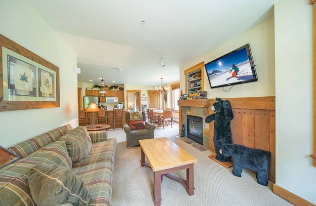 Short Walk to the Gondola! Ground floor condo