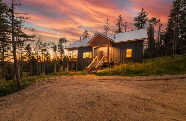 Shotski's Lodge - Secluded Ski-In/Out with Hot Tub, Wildlife and Views