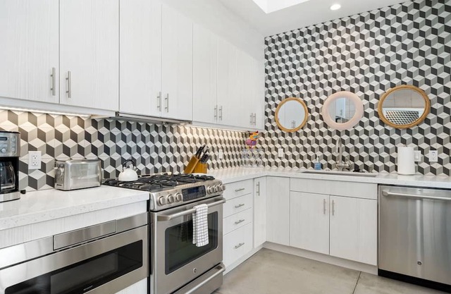 Showstopper Mid-Century Modern Palm Desert Condo, Walkable To Shops & Eateries!