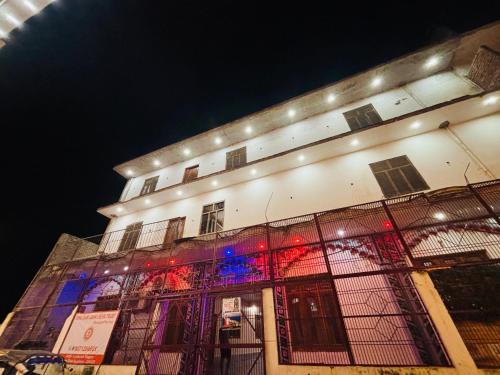 Shri Ram Janki Ashram by Omji - 10 min walk to Hanuman Garhi temple