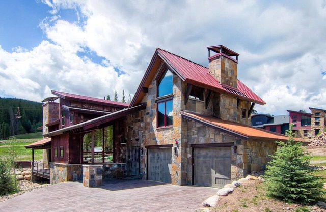 Sierra House - Ski-in/Ski-Out - Ski off patio