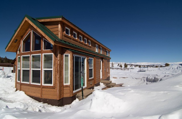 Sierra Meadows Ranch – A Cozy Retreat with Mountain Views in Mammoth Lakes