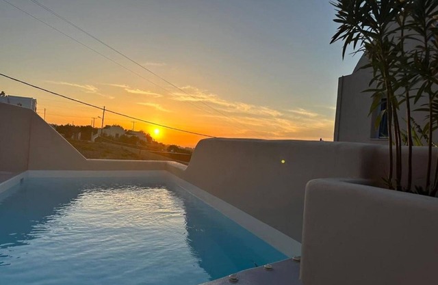Signature Santorini Villa | 2 Bedroom Villa | Private Jetted Pool & Beautiful.