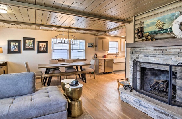 'Siletz Bay Cottage' Lincoln Abode ~ 2 Mi to Beach