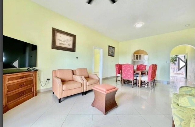 Simby D'lo A Presidential House Spectacular View.Pack up your luggage n move in.