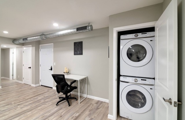 Simplistic Retreat Near UTA with AC, WiFi in lovely Arlington