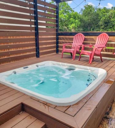 Simply Get-A-Waco- HOT TUB, Sleeps 10, 5-min Walk to Silos & Downtown Waco