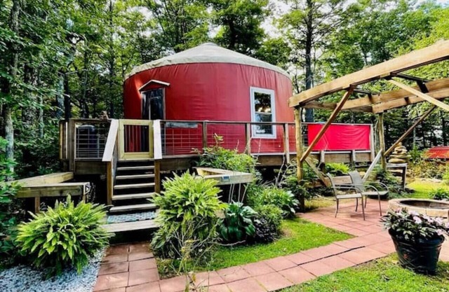 "Simply Serenity Yurt"- Unique Mountain Getaway w/Hot Tub on Blue Ridge Parkway