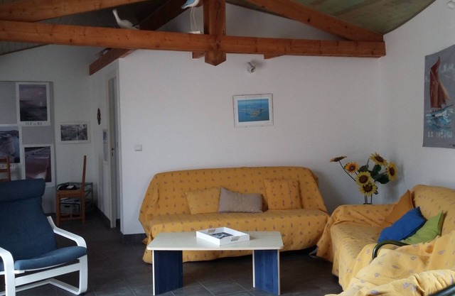 Single storey house next to the access to La Conche beach