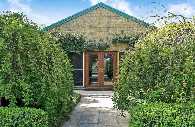Sinden Park - garden, swimming pool, rural vistas