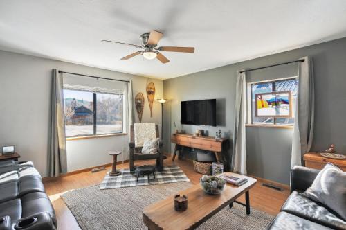 Single Tree Cottage - Walk to Downtown Chama!