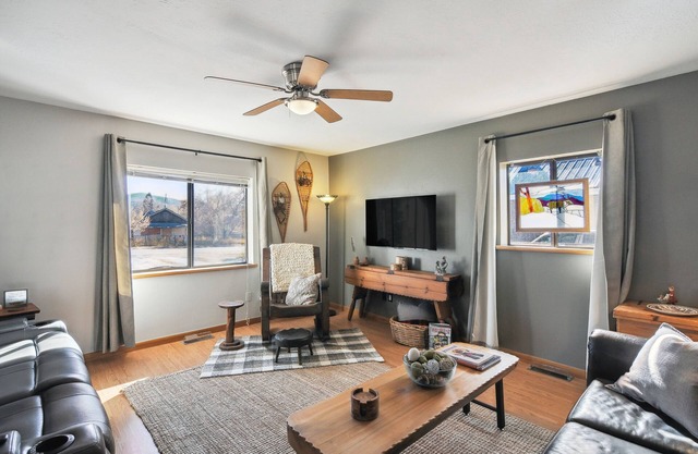 Single Tree Cottage - Walk to Downtown Chama!