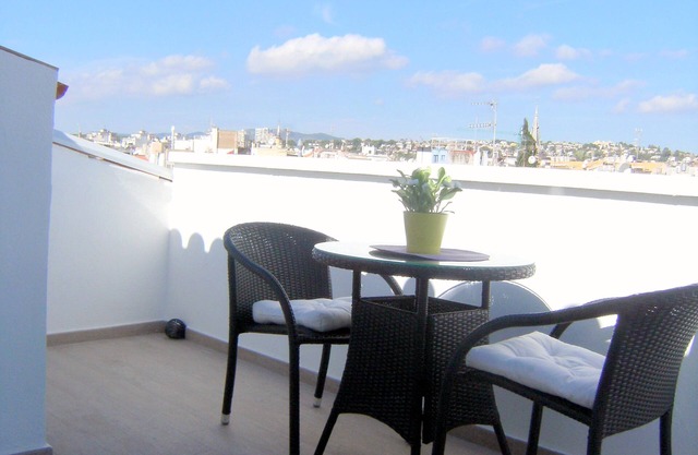 Sitges centre. Free Wi-Fi. Bright studio with terrace. 20meters beach. Very calm