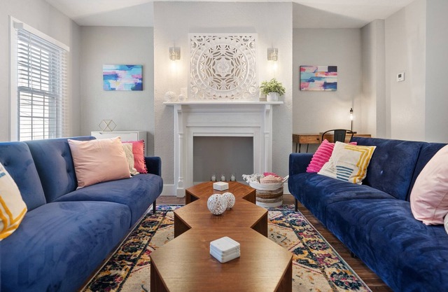 Situated just 1.4 miles away from Pittsburgh’s buzzing downtown.