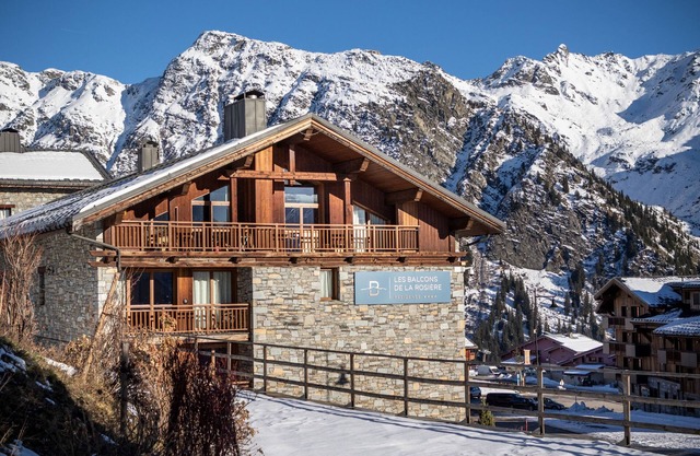 Ski aux pieds | Piscine et sauna | Balcon privé