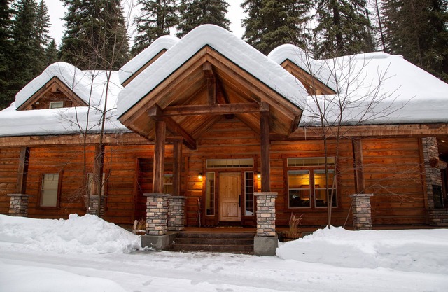 Ski, Boat, Bike, Hike! All-Season Mountain Access- Cozy Tamarack Timberhaus.