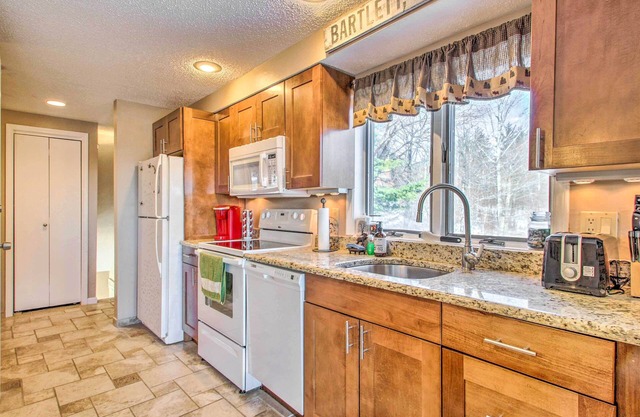 Ski Condo w/Pool, Close to Story Land & Attitash!