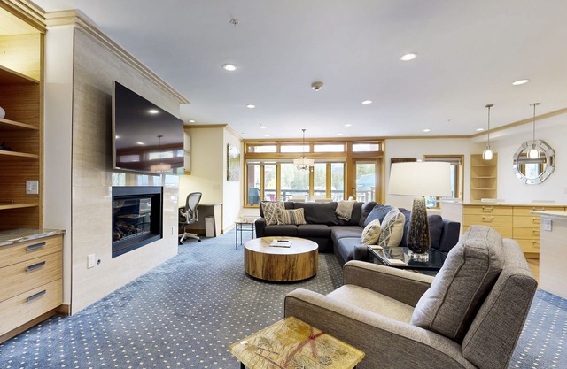 Ski-in/out condo with fireplace, balcony, fast WiFi & shared hot tub, pool, W/D