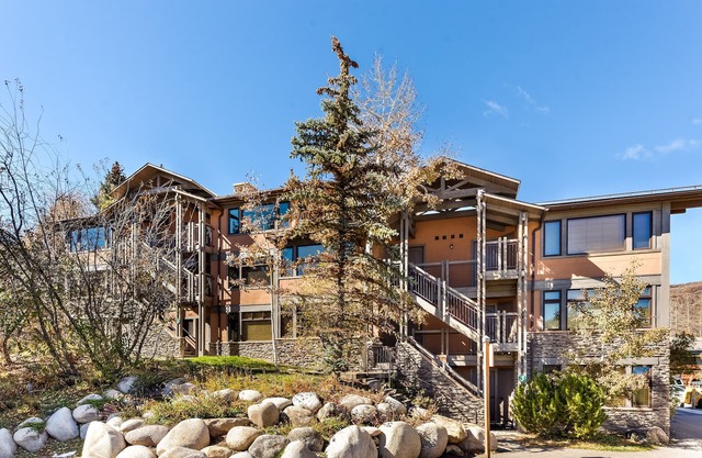 Ski in/out Condo with pool & 2 hot tubs - great location above the Snowmass Mall
