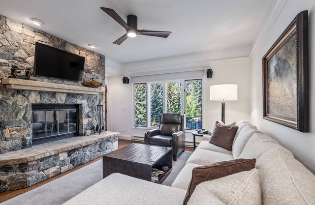 Ski In/Out Luxury, Mountain Views, 2 Pools, 3 Hot Tubs, Steam, Sauna, Gym