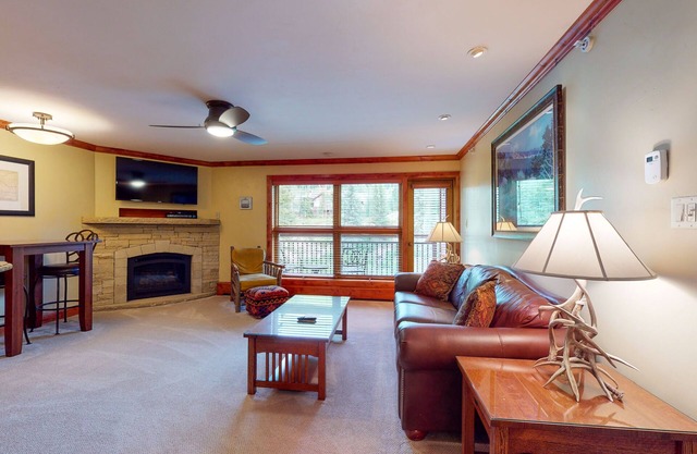 Ski-in/out, mountain view condo w/fireplace, fast WiFi, shared pool/WD/hot tub