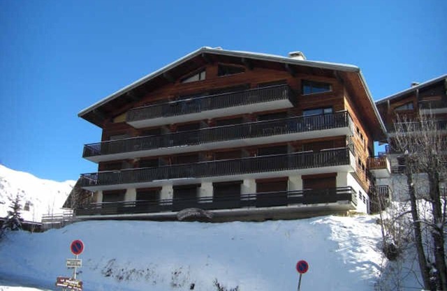 Ski-In/Out Studio - Sleeps 4 - Garage - Close to ESF & Chairlift - West-Facing Balcony