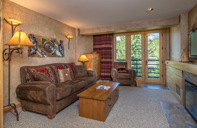 Ski in/out w/stunning views, fireplace, community pool/hot tub! - Shoshone Ski Haus