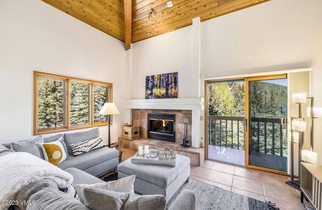 Ski In/out with HOT TUB! PENTHOUSE, Walk to Ski School & Restaurants! BC Village