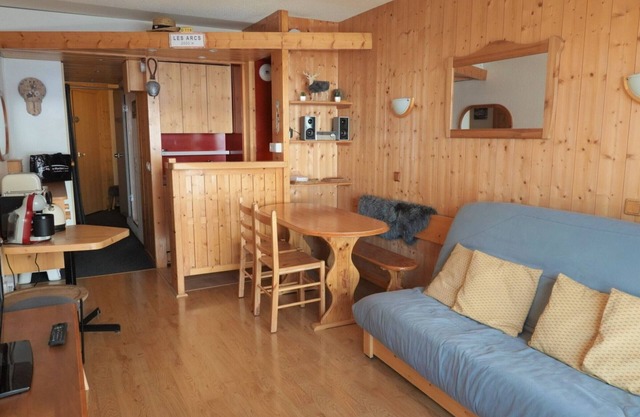 Ski-in/ski-out studio for 4, central Arc 2000, near shops, bowling, ice rink