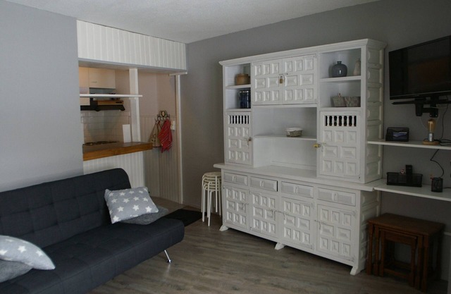 Ski-in/ski-out 2BR Cabine Apartment with Balcony and Views, Sleeps 6