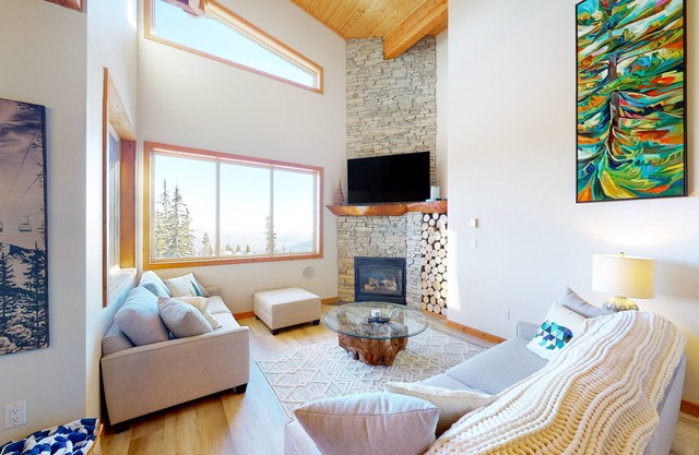 Ski-in/ski-out condo with amazing views, hot tub, fast WiFi & gas fireplace
